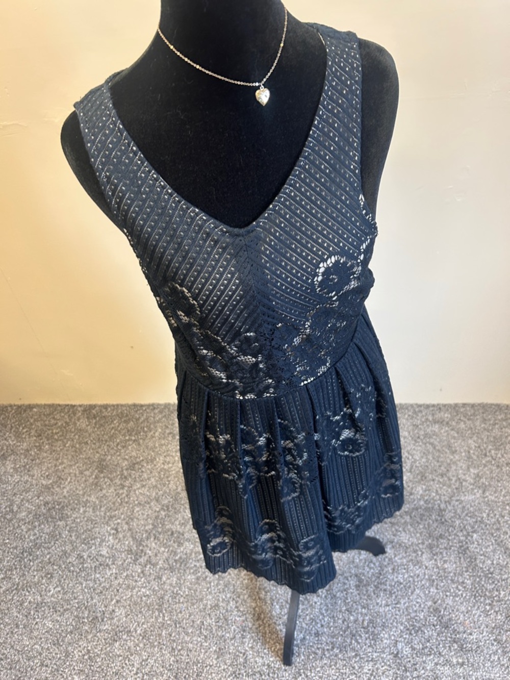 Free People Women’s Black Textured Lace Mini Dress Size 12 NWT - Picture 4 of 9